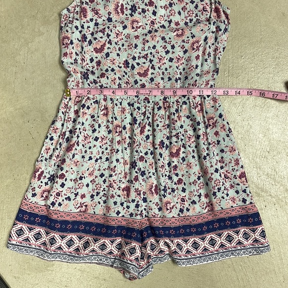 Xhilaration Floral romper with pockets size XS - Picture 6 of 9